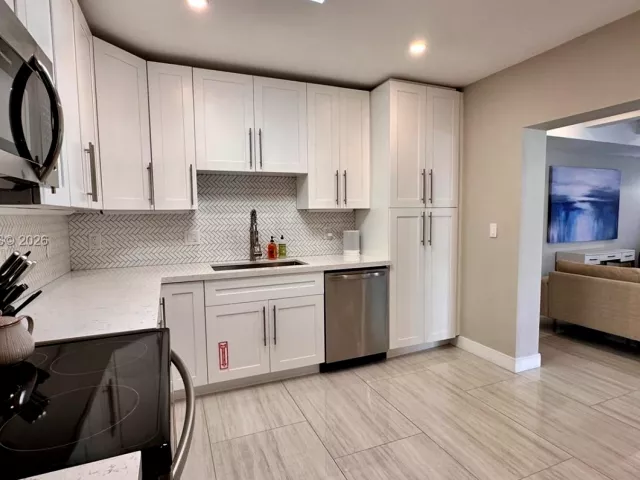 Продажа дома по адресу 1324 NE 14th Ave - фото 7410370