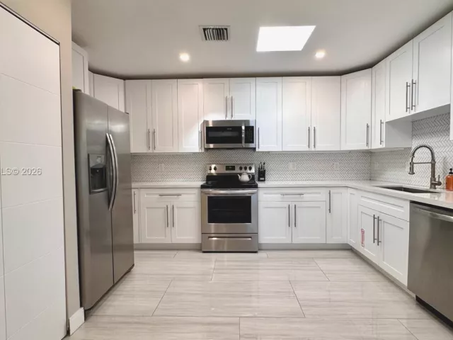 Продажа дома по адресу 1324 NE 14th Ave - фото 7410372