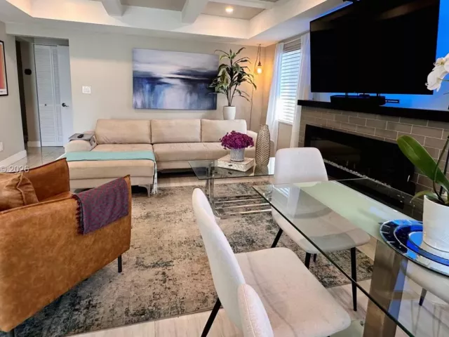 Продажа дома по адресу 1324 NE 14th Ave - фото 7410374