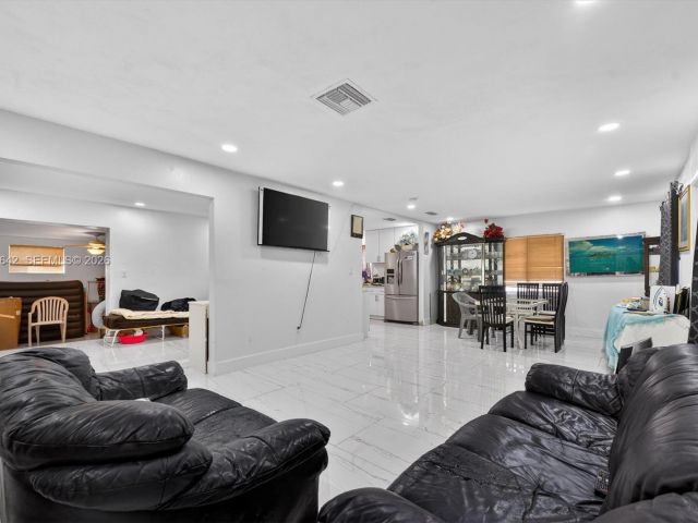 Продажа дома по адресу 20 NE 215th St - фото 7427850