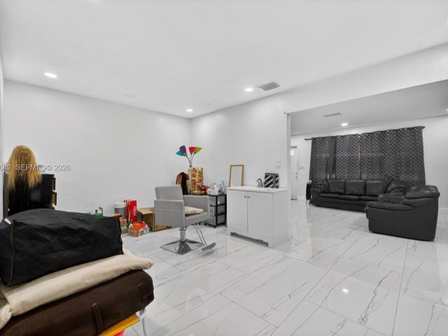 Продажа дома по адресу 20 NE 215th St - фото 7427853