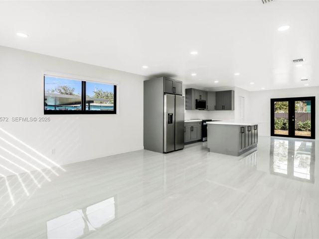 Продажа дома по адресу 528 NW 3rd Ct - фото 7376379