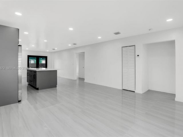 Продажа дома по адресу 528 NW 3rd Ct - фото 7376380