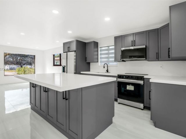 Продажа дома по адресу 528 NW 3rd Ct - фото 7376383