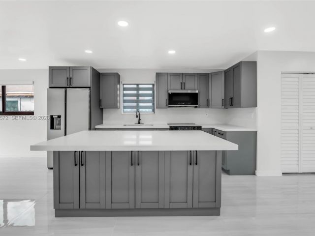 Продажа дома по адресу 528 NW 3rd Ct - фото 7376384