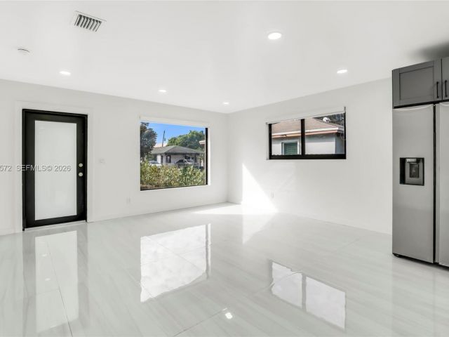 Продажа дома по адресу 528 NW 3rd Ct - фото 7376386