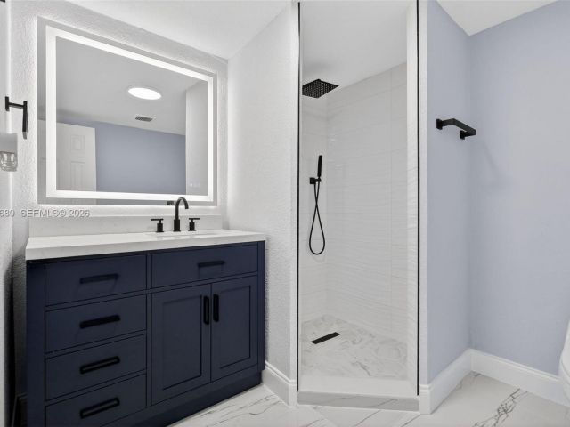 Продажа дома по адресу 870 NE 144th St - фото 7365646