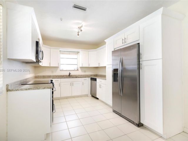 Дом в аренду по адресу 5610 San Vicente St - фото 7366595