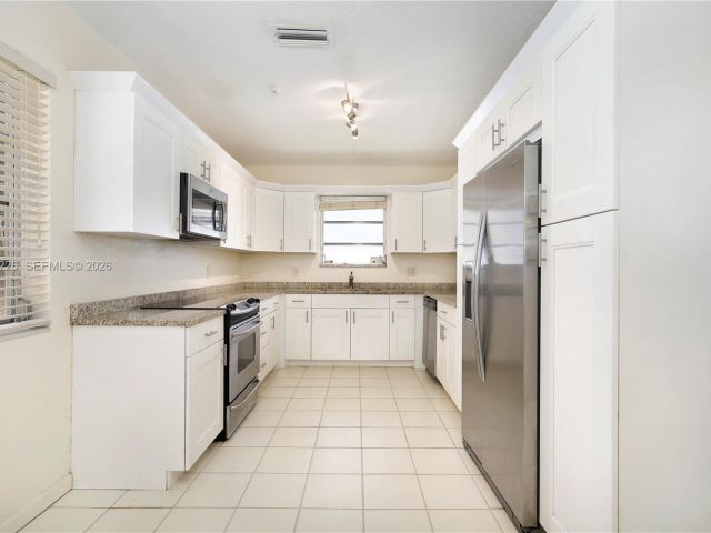 Дом в аренду по адресу 5610 San Vicente St - фото 7366596