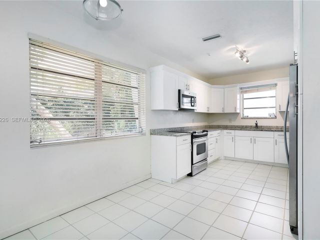 Дом в аренду по адресу 5610 San Vicente St - фото 7366597