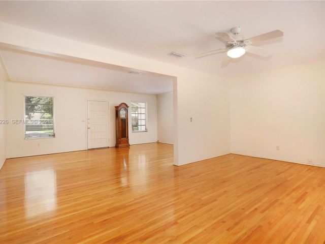 Дом в аренду по адресу 5610 San Vicente St - фото 7366600