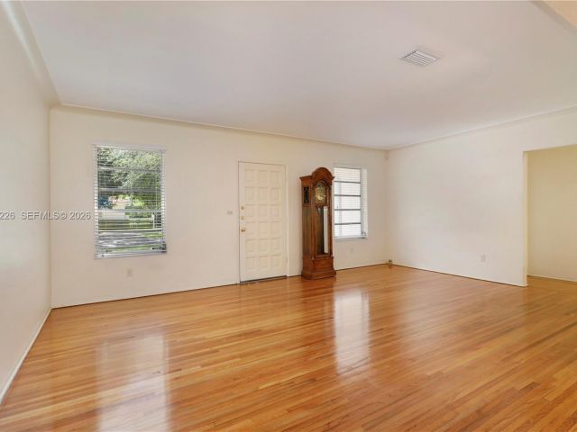 Дом в аренду по адресу 5610 San Vicente St - фото 7366602