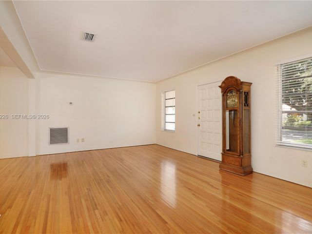 Дом в аренду по адресу 5610 San Vicente St - фото 7366603