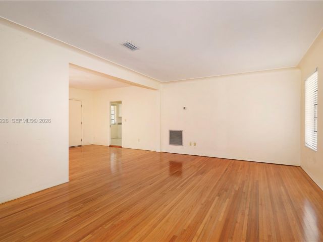 Дом в аренду по адресу 5610 San Vicente St - фото 7366604