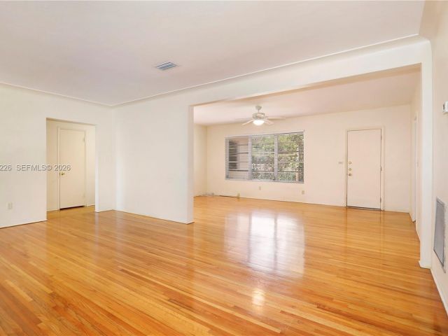 Дом в аренду по адресу 5610 San Vicente St - фото 7366605