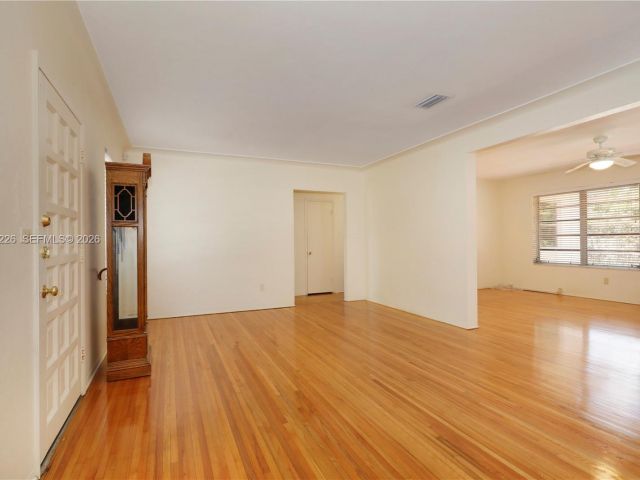 Дом в аренду по адресу 5610 San Vicente St - фото 7366606