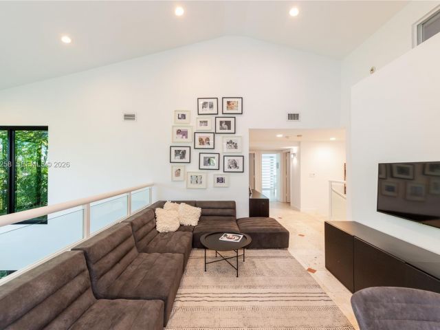 Дом в аренду по адресу 650 Curtiswood Dr - фото 7366177