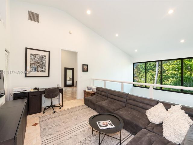 Дом в аренду по адресу 650 Curtiswood Dr - фото 7366178