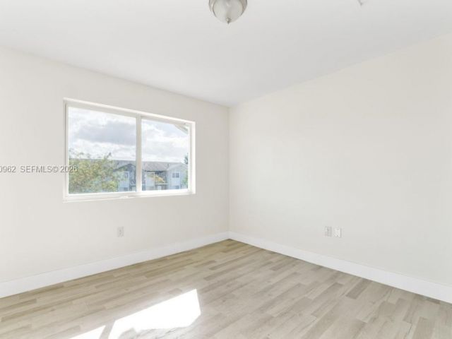 Дом в аренду по адресу 2767 NW 191st Ter 0 - фото 7485353