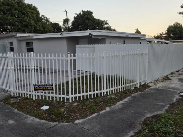 Продажа дома по адресу 8355 NW 21st Ave - фото 7526859