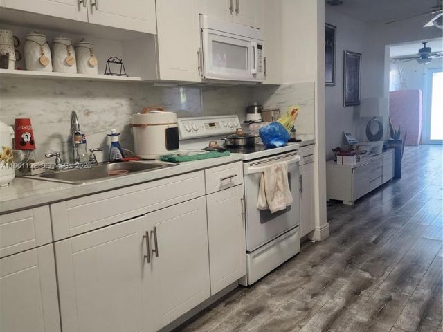 Продажа дома по адресу 8355 NW 21st Ave - фото 7526863