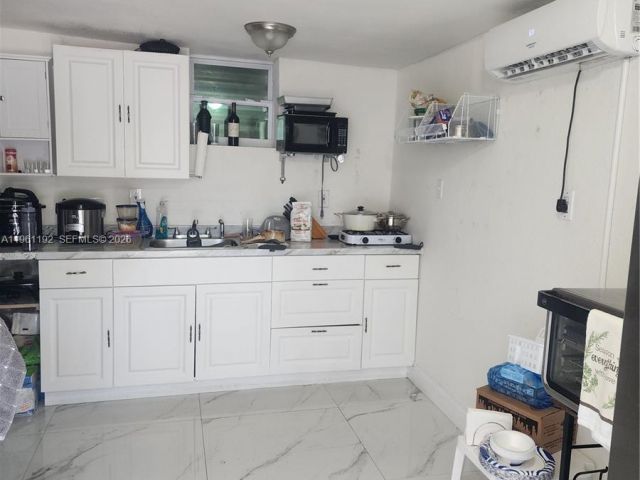 Продажа дома по адресу 8355 NW 21st Ave - фото 7526864