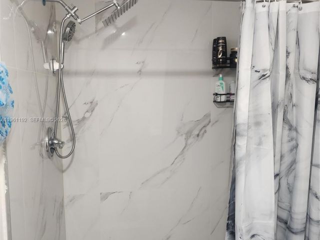 Продажа дома по адресу 8355 NW 21st Ave - фото 7526868