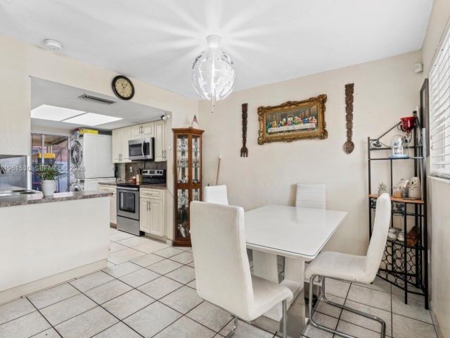 Продажа дома по адресу 3056 NW 15th St 201 - фото 7493636