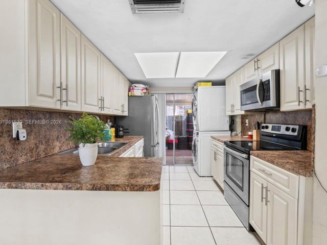 Продажа дома по адресу 3056 NW 15th St 201 - фото 7493637