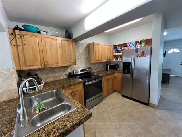 Дом в аренду по адресу 1885 NE 53rd St - фото 7384250