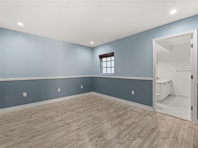 Дом в аренду по адресу 3110 NE 210th Ter - фото 7386948