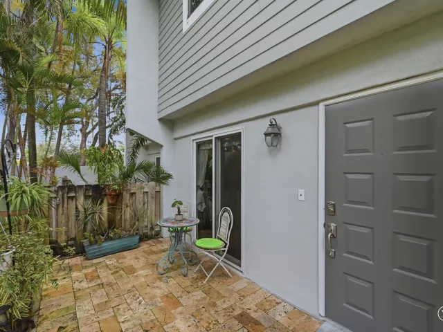 Продажа дома по адресу 705 NE 1st Street 2 - фото 9346698
