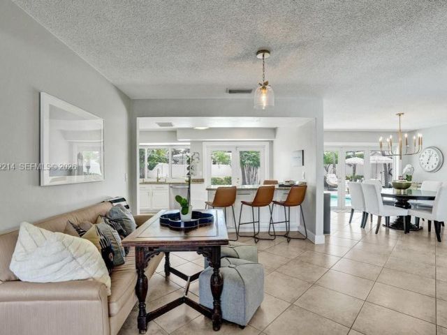 Дом в аренду по адресу 2080 NE 65th St - фото 7531575