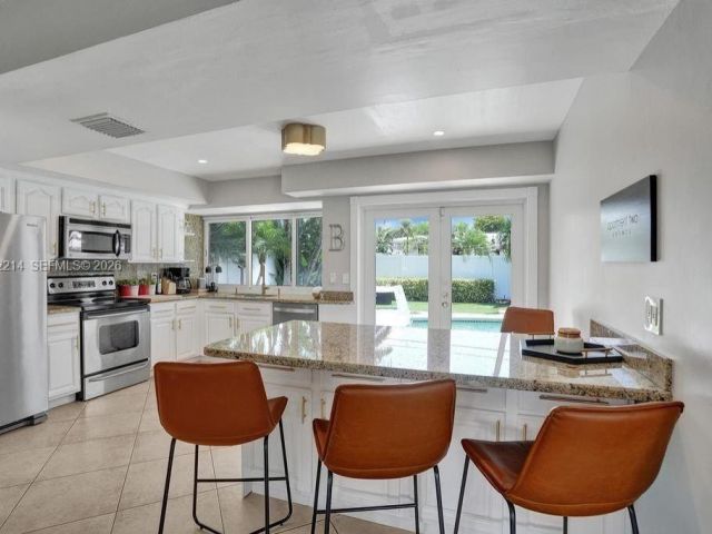 Дом в аренду по адресу 2080 NE 65th St - фото 7531576