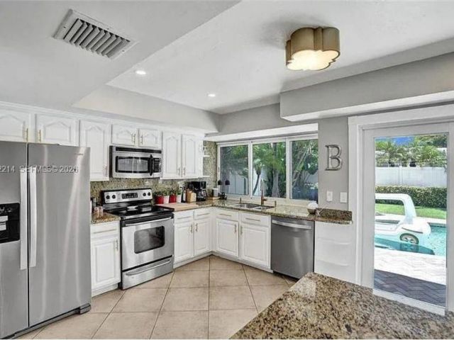 Дом в аренду по адресу 2080 NE 65th St - фото 7531577