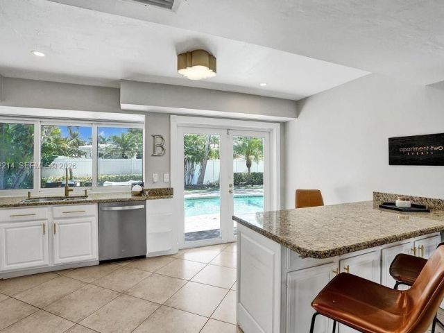 Дом в аренду по адресу 2080 NE 65th St - фото 7531590