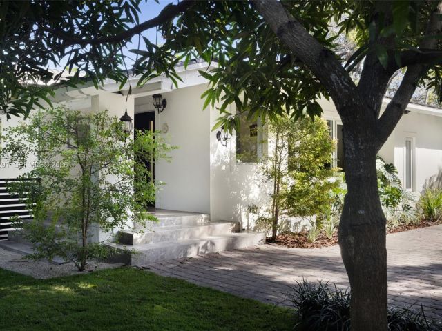 Продажа дома по адресу 1101 Coral Way - фото 7535483