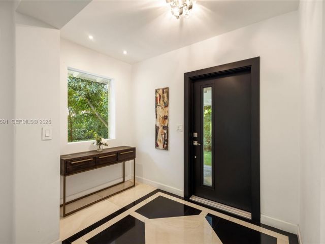 Продажа дома по адресу 1101 Coral Way - фото 7535485