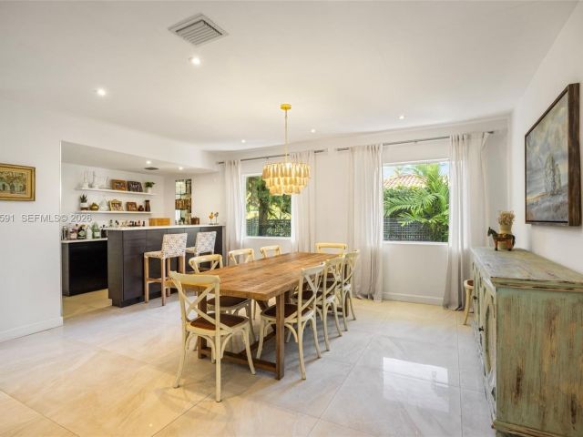 Продажа дома по адресу 1101 Coral Way - фото 7535489