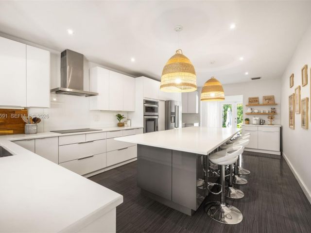 Продажа дома по адресу 1101 Coral Way - фото 7535491