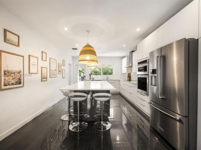 Продажа дома по адресу 1101 Coral Way - фото 7535492