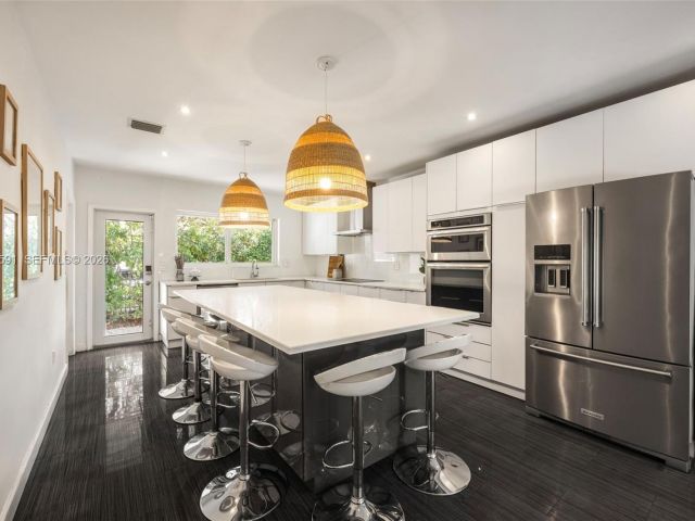 Продажа дома по адресу 1101 Coral Way - фото 7535493