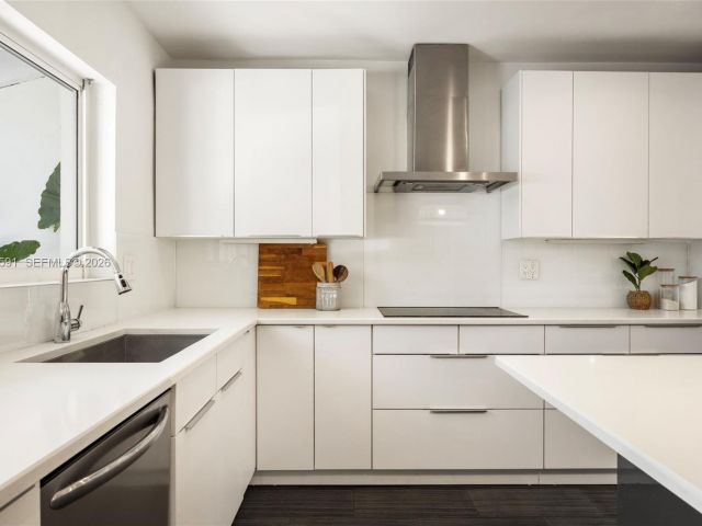 Продажа дома по адресу 1101 Coral Way - фото 7535494