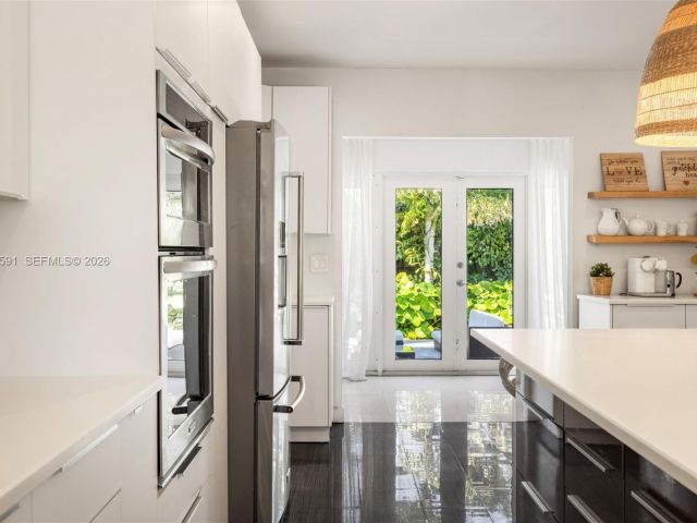 Продажа дома по адресу 1101 Coral Way - фото 7535495