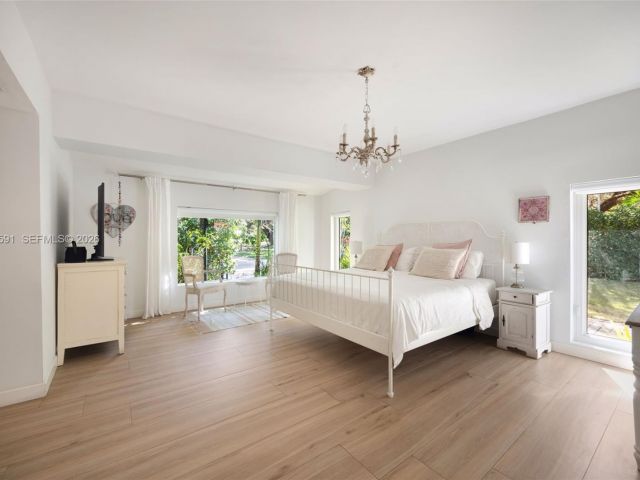 Продажа дома по адресу 1101 Coral Way - фото 7535497