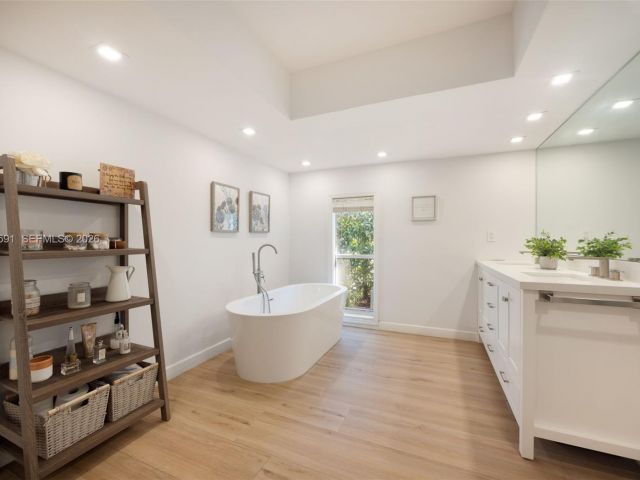 Продажа дома по адресу 1101 Coral Way - фото 7535499