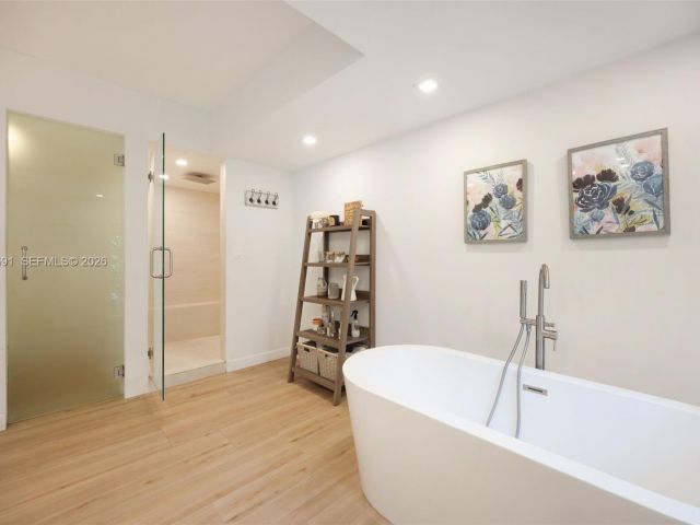 Продажа дома по адресу 1101 Coral Way - фото 7535500