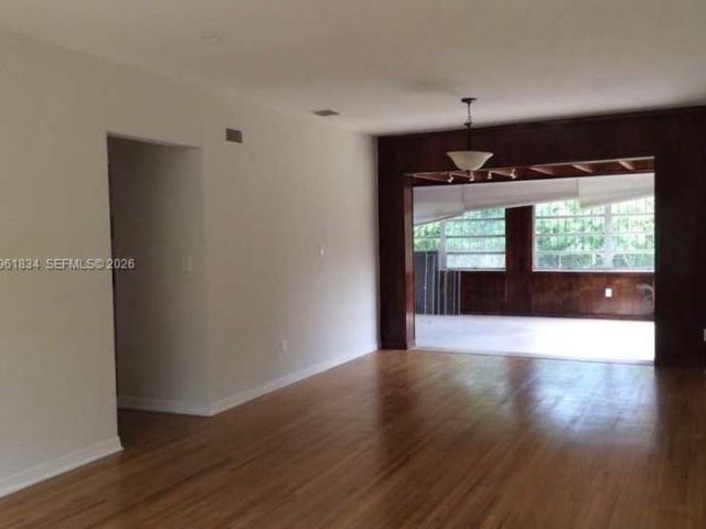 Дом в аренду по адресу 730 NE 139 ST - фото 7500516