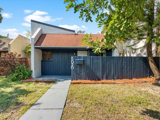 Дом в аренду по адресу 5020 SW 40th Ave 5020 - фото 7482902