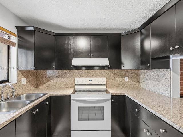 Дом в аренду по адресу 5020 SW 40th Ave 5020 - фото 7482904